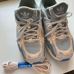 Gently worn shoes- very comfortable! Just not my style anymore